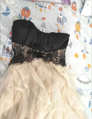 Vestido de fiesta beige y negro