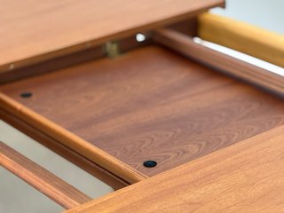 Mesa ovalada McIntosh de teca