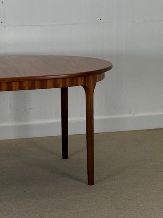 Mesa ovalada McIntosh de teca