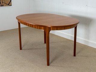 Mesa ovalada McIntosh de teca