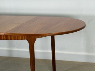 Mesa ovalada McIntosh de teca