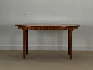 Mesa ovalada McIntosh de teca