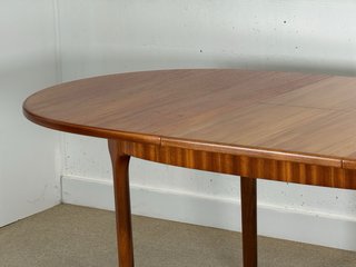 Mesa ovalada McIntosh de teca