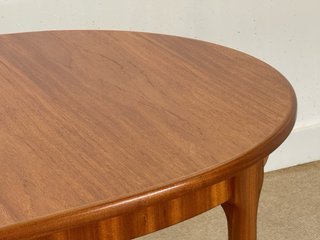Mesa ovalada McIntosh de teca