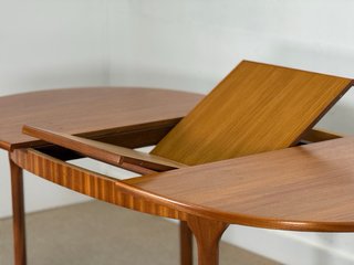 Mesa ovalada McIntosh de teca