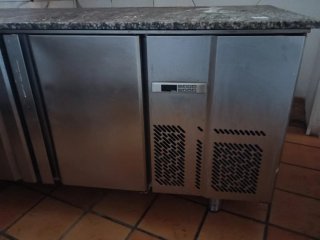 Nevera de cocina con encimera de granito