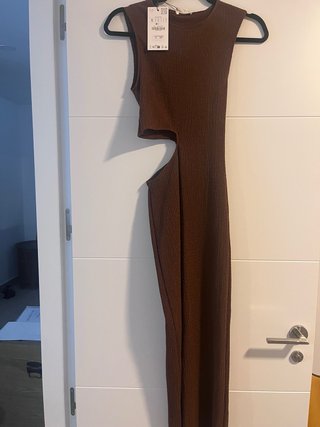 Vestido marrón con aberturas