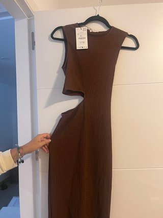 Vestido marrón con aberturas