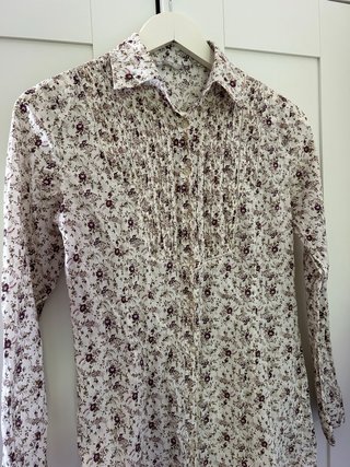 Camisa vintage floral morada y blanca