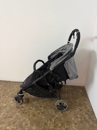 Carrito Bebé Baby Monsters Nesro y capota gris