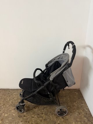 Carrito Bebé Baby Monsters Nesro y capota gris