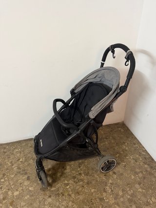 Carrito Bebé Baby Monsters Nesro y capota gris