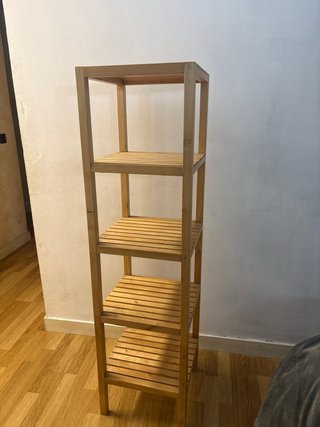 Estantería de bambú y madera