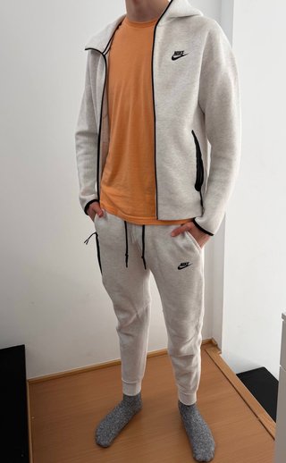 Conjunto Nike Tech Fleece Gris y Naranja