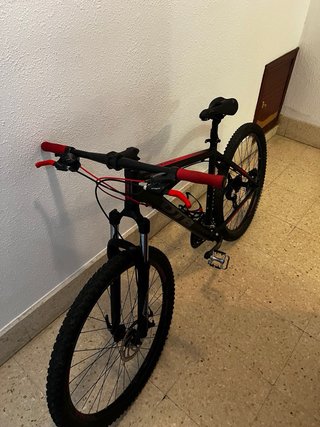 Bicicleta de Montaña Negra y Roja tracker DBT