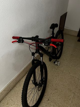 Bicicleta de Montaña Negra y Roja tracker DBT