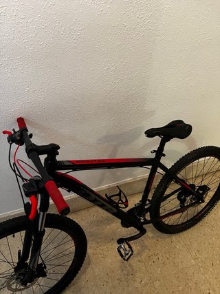 Bicicleta de Montaña Negra y Roja tracker DBT