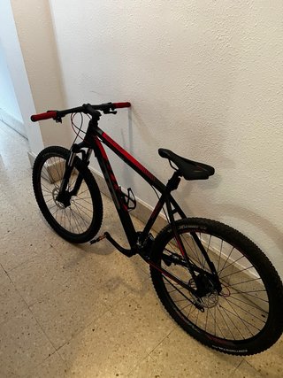 Bicicleta de Montaña Negra y Roja tracker DBT