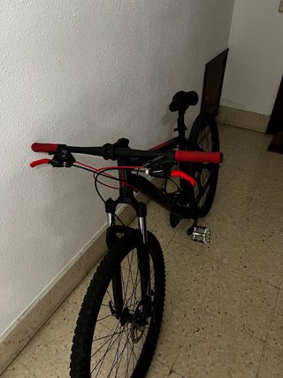 Bicicleta de Montaña Negra y Roja tracker DBT