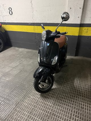 Vespa 125 Negra con asiento marrón