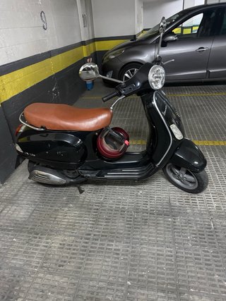 Vespa 125 Negra con asiento marrón