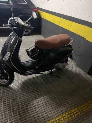 Vespa 125 Negra con asiento marrón