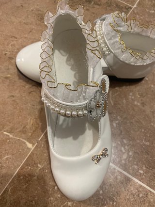 Zapatos de comunión blancos son 34 dan talla 33