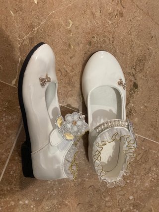 Zapatos de comunión blancos son 34 dan talla 33