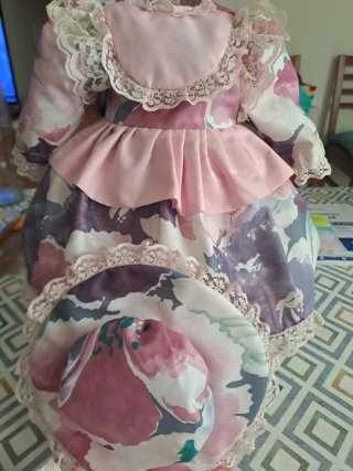 Vestido de muñeca rosa con encaje