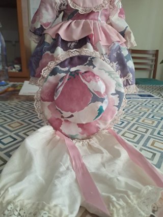 Vestido de muñeca rosa con encaje