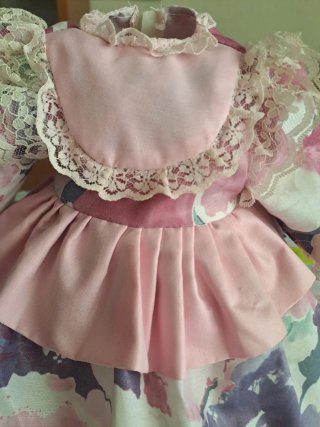 Vestido de muñeca rosa con encaje