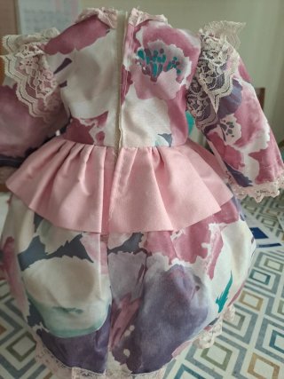 Vestido de muñeca rosa con encaje