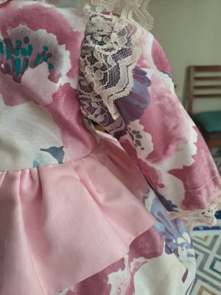 Vestido de muñeca rosa con encaje