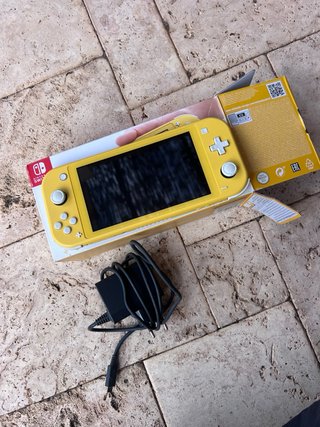 Nintendo Switch Lite Amarilla + Caja + Cargador