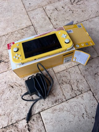 Nintendo Switch Lite Amarilla + Caja + Cargador