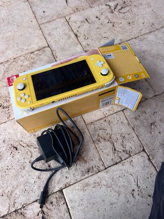 Nintendo Switch Lite Amarilla + Caja + Cargador