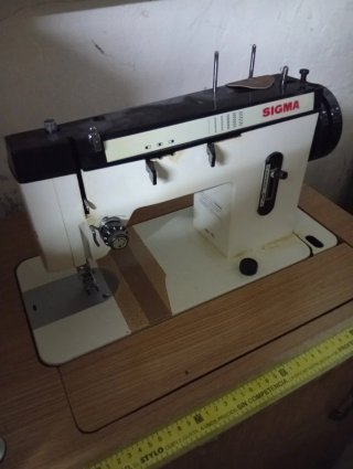 Máquina de coser Sigma con mueble