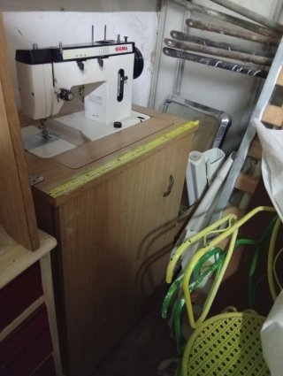 Máquina de coser Sigma con mueble