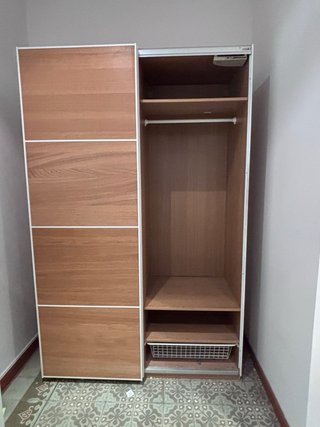Armario Ikea PAX puertas correderas de madera.