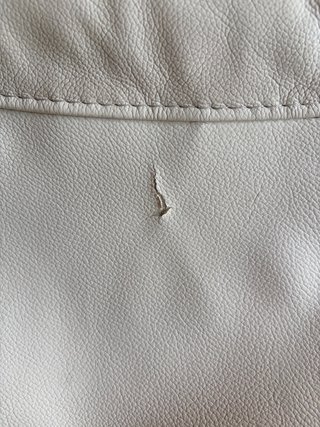 Sofá de piel beige