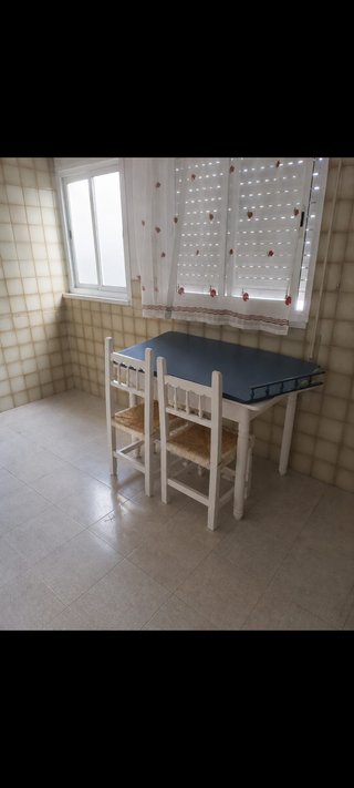 Mesa de cocina con 2 sillas