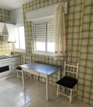 Mesa de cocina con 2 sillas