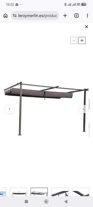 Pérgola metálica negra apoyada en pared