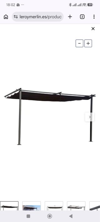 Pérgola metálica negra apoyada en pared