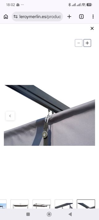 Pérgola metálica negra apoyada en pared