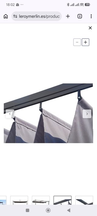 Pérgola metálica negra apoyada en pared