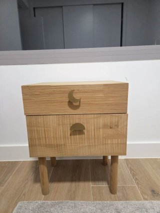 Mesa de noche infantil de madera