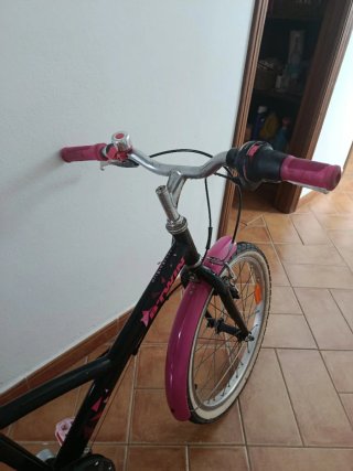 Bicicleta infantil negra y rosa