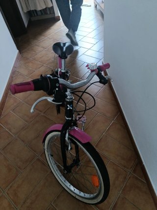 Bicicleta infantil negra y rosa