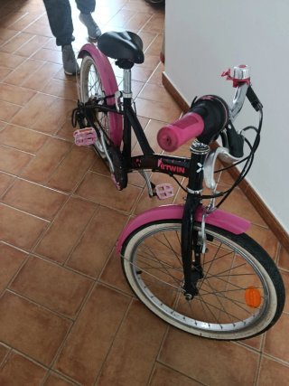 Bicicleta infantil negra y rosa